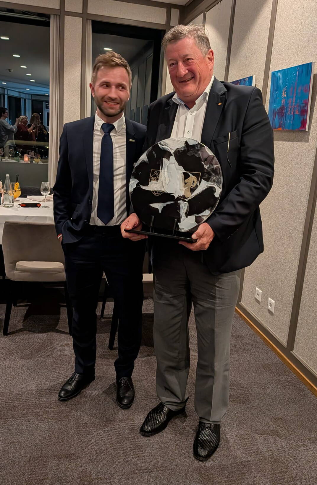 besuch_trebon_20260320_geschenkuebergabe.jpg besuch_trebon_20260320_geschenkuebergabe.jpg