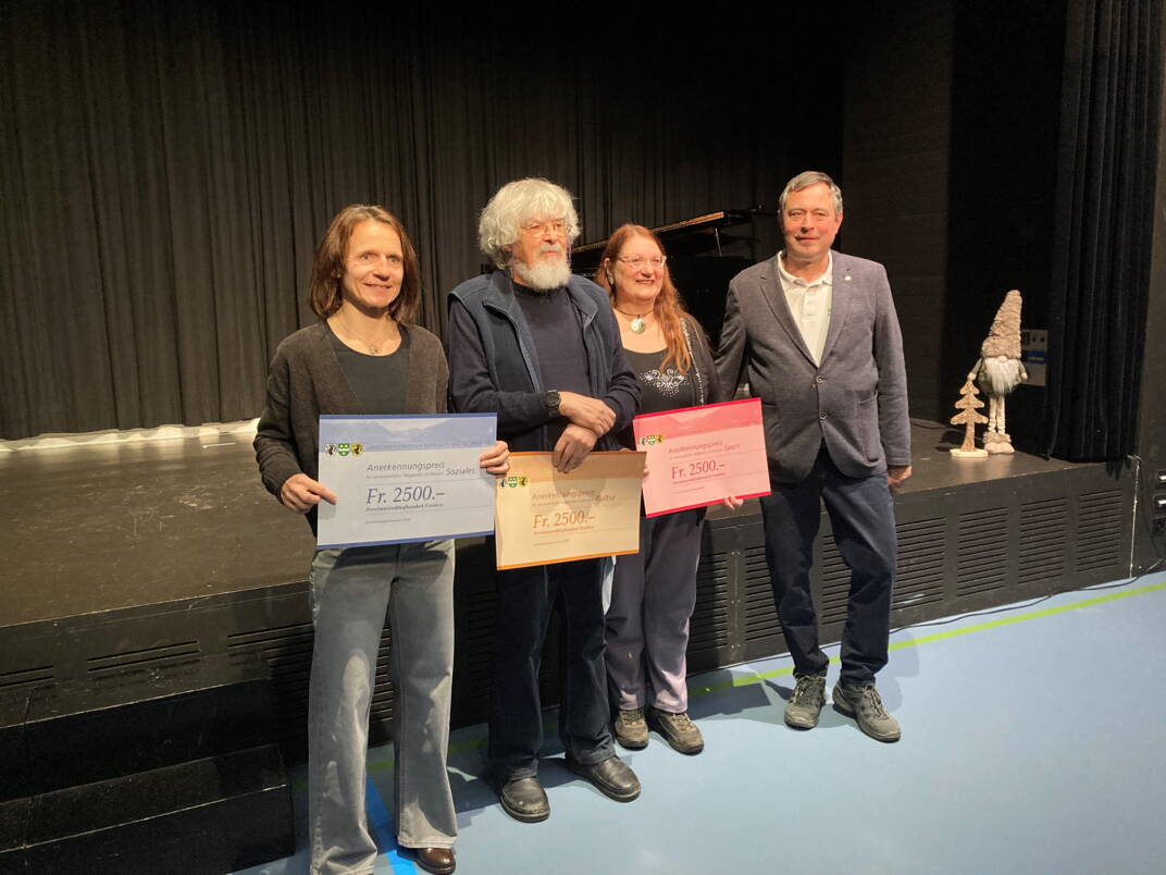 Anerkennungspreise 2025 v.l.n.r.: Karin Oberli, Christliche Gassenarbeit (Preisträgerin Sparte Soziales), Ernst Hanke (Preisträger Sparte Kultur) und Frédérique Vanetti (Preisträgerin Sparte Sport) mit Kommissionspräsident Andreas von Allmen